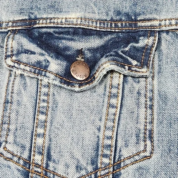 Free People Denim Jacket Women‎ M/L Distressed Light Wash Jean Coat - Picture 4 of 15